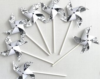 Black & white floral pinwheels: Bridal or wedding décor