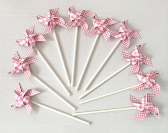 Mini pinwheels in pink gingham with bees: Baby showers or girly picnic birthday décor