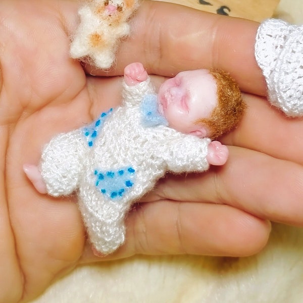 Billy - aangepaste OOAK herboren miniatuur baby - hand gebeeldhouwde Mini pop 1:12 poppenhuis schaal - Polymeerklei originele kunstpop 2 inch formaat