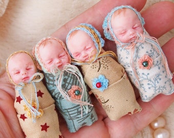 Swaddle reborn OOAK bébé - échelle de maison de poupée 1:12 Micro mini nouveau-né - argile polymère originale sculptée à la main art poupée 1,5 pouces taille