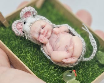 Handgemaakte slaapmuis babykunstpop | Uniek exemplaar van polymeerklei, bosmotief verzamelobject