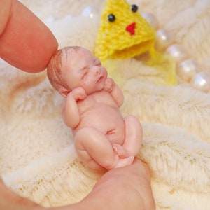 Ready-to-ship Chick OOAK reborn baby miniature hand sculpted Mini doll 1:12 dollhouse scale Polymer clay original art doll 1.5 inch image 2