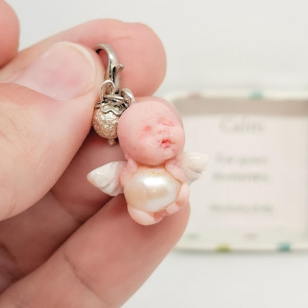 Kalme miniatuur engelhanger | Zoetwaterparel, sterlingzilveren kralen (OOAK)