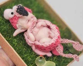 Flamingo Baby Art Doll OOAK | Miniatuur sculptuur van polymeerklei | Verzamelobject op schaal 1:12