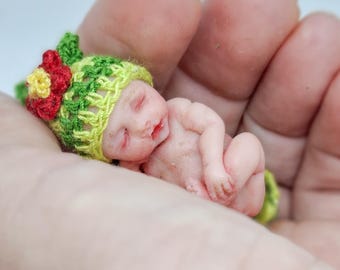 Miniatuur rupsje baby kunstpop | Uniek polymeer klei sculptuur