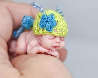 Miniatuur babypopje met libellemotief | Uniek handgemaakt van polymeerklei, schaal 1:12, verzamelobject voor poppenhuis
