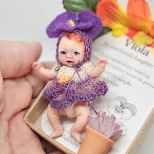 Miniatura de boneca Viola | Escultura de bebê em argila polimérica (peça única) (5 cm)