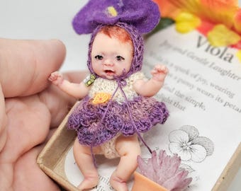 Viola Miniatuur Kunstpop | Uniek Babybeeldje van polymeerklei (5 cm)