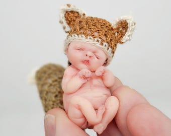 Handgemaakte eekhoornbabypop van polymeerklei | Uniek verzamelobject