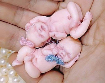 Unieke tweeling van polymeerklei – poppenhuisbaby's op schaal 1:12
