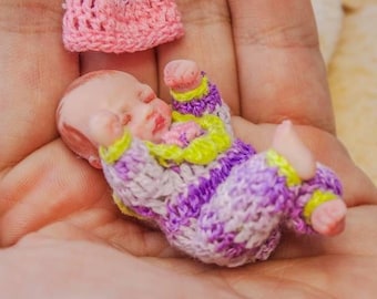 Violet - OOAK Reborn Baby Miniatur - handmodellierte Mini Puppe im Puppenhaus-Maßstab 1:12 - Polymer Clay Original Kunstpuppe, 5 cm Größe