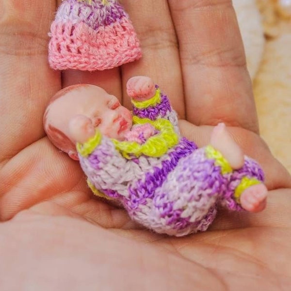 Violet - OOAK herboren baby miniatuur - hand gebeeldhouwde Mini pop 1:12 poppenhuis schaal - Polymeer klei originele kunstpop 2 inch formaat