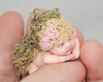 Egel miniatuur kunstpop | Uniek polymeer klei sculptuur, 1:12 poppenhuis