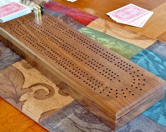 Tablero de cribbage de 3 pistas hecho a mano: Nogal, cerezo o roble; almacenamiento para clavijas y cartas.