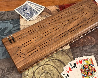 Tablero de cribbage de 2 pistas hecho a mano: Nogal, cerezo o roble; Almacenamiento para clavijas y cartas; Tallado