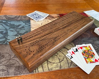 Tablero de cribbage de 2 pistas hecho a mano: Nogal, cerezo o roble; almacenamiento para clavijas y tarjetas.