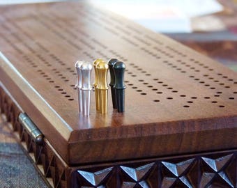 Tablero de cribbage de 3 pistas hecho a mano: Nogal, roble o cerezo; Almacenamiento para clavijas y cartas; Tallado