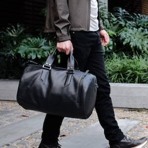 Schwarzer Leder Seesack Groß, Herren Tasche, Weekender mit Schuhfach, Sporttasche, Handgepäck, Herren Reisetasche. Kundenspezifisches Monogrammgeschenk