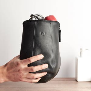 Borsa da toeletta appesa in pelle nera uomo, deposito dimensioni viaggio, kit Dopp lavaggio da barba impermeabile fatto a mano. Regalo groomsmen, regali per gli uomini
