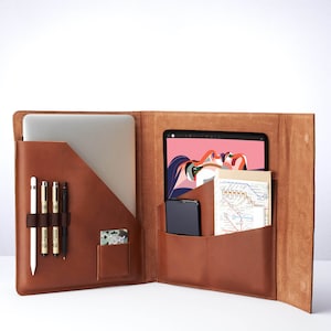 Cartera de documentos para tableta y portátil de cuero color canela para hombres, estuche para archivadores A4, organizador de trabajo empresarial. Folio Carta. Regalo de monograma personalizado imagen 1
