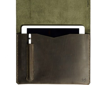 Green Leather iPad Case. iPad 2021, iPad Air, iPad Pro 11-in & iPad Pro 12.9-in with Apple Pencil holder. Custom Gifts for Men. Carrying Bag