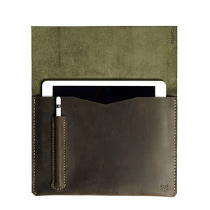 Green Leather iPad Case. iPad 2021, iPad Air, iPad Pro 11-in & iPad Pro 12.9-in with Apple Pencil holder. Custom Gifts for Men. Carrying Bag
