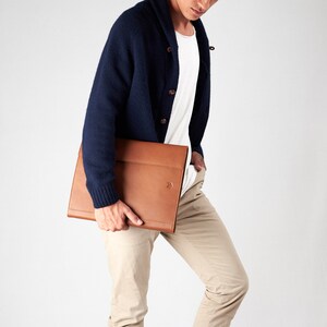 Cartera de documentos para tableta y portátil de cuero color canela para hombres, estuche para archivadores A4, organizador de trabajo empresarial. Folio Carta. Regalo de monograma personalizado imagen 2