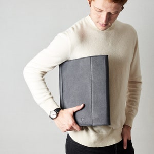 Cartera de documentos para tableta y portátil de cuero negro para hombres, estuche para archivadores A4, organizador de trabajo empresarial. Folio Carta. Regalo de monograma personalizado imagen 2