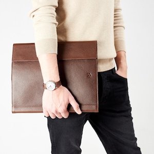 Cartera de documentos para tableta y portátil de cuero marrón para hombres, estuche para archivadores A4, organizador de trabajo empresarial. Folio Carta. Regalo de monograma personalizado