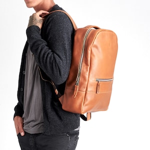 Sac à dos en cuir marron clair pour ordinateur portable pour homme, sac de voyage fait main, sac à dos pour appareil photo, sac à dos de travail, sac de week-end urbain, cadeau monogramme personnalisé