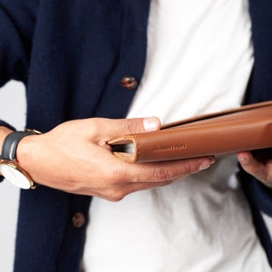 Cartera de documentos para tableta y portátil de cuero color canela para hombres, estuche para archivadores A4, organizador de trabajo empresarial. Folio Carta. Regalo de monograma personalizado imagen 9