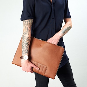 Bolso para tableta y portátil de cuero color canela para hombre, cartera para documentos, organizador de carpetas para casos de negocios, funda tipo folio de trabajo. Regalo tecnológico con monograma personalizado