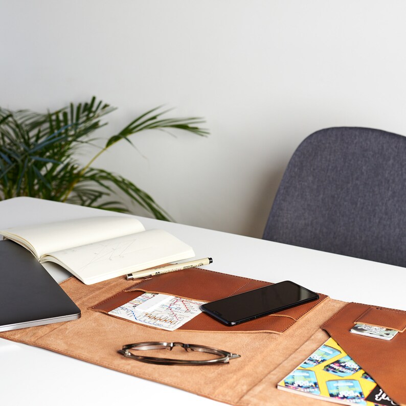 Cartera de documentos para tableta y portátil de cuero color canela para hombres, estuche para archivadores A4, organizador de trabajo empresarial. Folio Carta. Regalo de monograma personalizado imagen 6