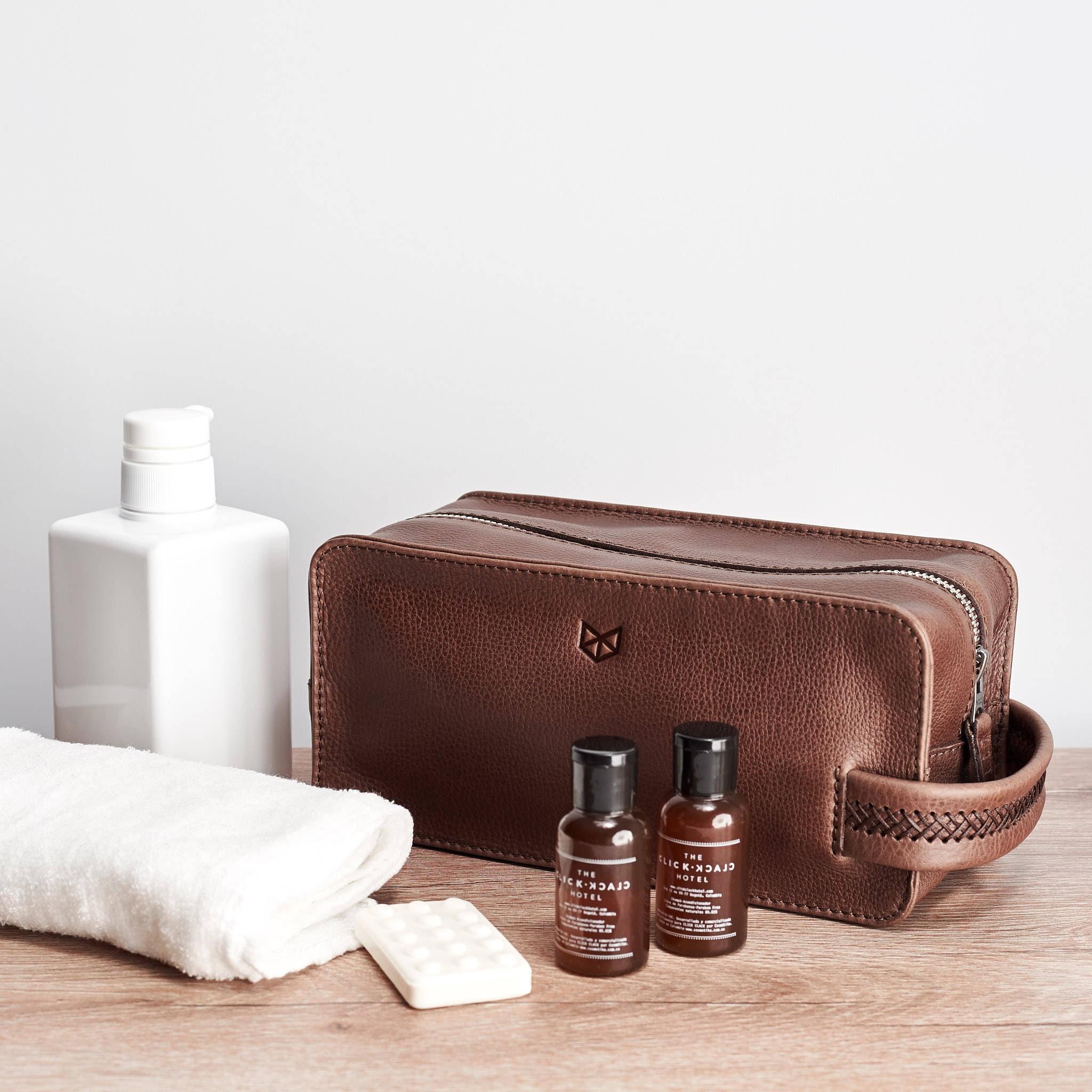 RUBAB MEN Beauty Case Uomo In Pelle Vegana - Borsa Da Toeletta Grande, Marrone Chiaro, Impermeabile, Con 3 Tasche Interne, Progettata In India