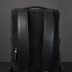 Mochila delgada de piel negra para portátil. Bolso minimalista para hombre, ideal para organizar tus dispositivos electrónicos. Para uso diario y para llevar lo esencial. Monograma personalizado en relieve.