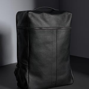 Sac à dos pour ordinateur portable en cuir noir, sac à dos de voyage, sac à dos MacBook 17, sac MacBook 16 pour homme. Sac de ville sac à dos, cadeau monogramme en relief personnalisé