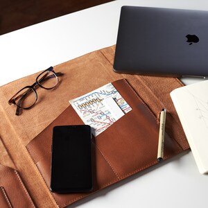 Cartera de documentos para tableta y portátil de cuero color canela para hombres, estuche para archivadores A4, organizador de trabajo empresarial. Folio Carta. Regalo de monograma personalizado imagen 7