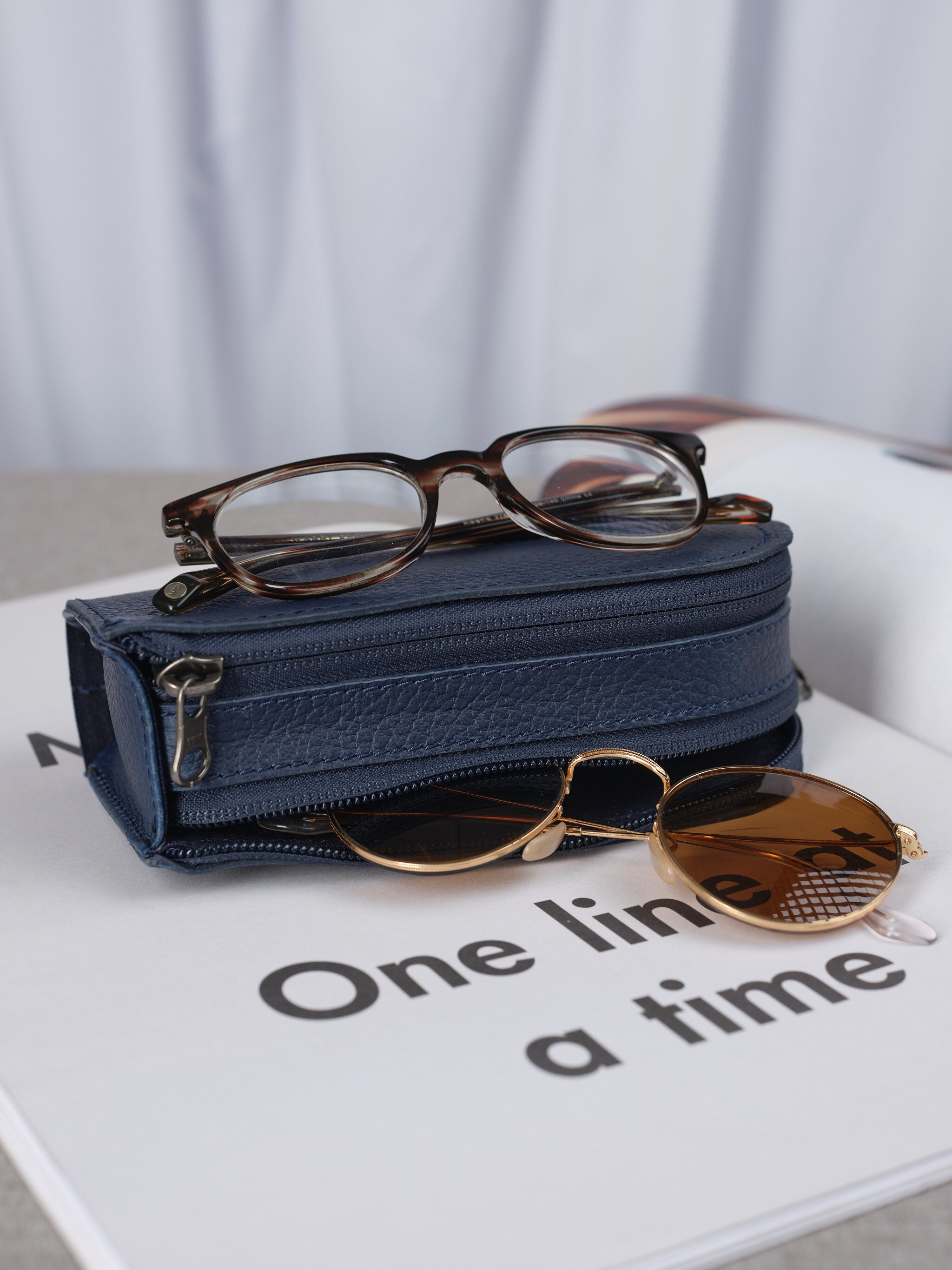 Estuche doble para gafas de cuero azul marino para hombre, bolsa para dos gafas de sol, bolsa doble para gafas, funda de gamuza de viaje. Regalo de monograma personalizado CUERO CAPRA
