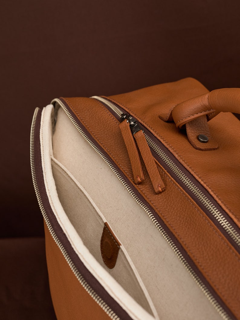 Computer compartment. Weekender Bag Men Tan by Capra Leather