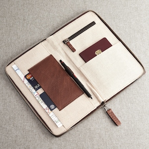 Organizador de documentos de viaje de cuero marrón, cartera de pasaporte para hombres, titular de pasaporte personalizado, cubierta de pasaporte personalizada. Regalos para hombre con monograma