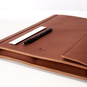 Cartera de documentos para tableta y portátil de cuero color canela para hombres, estuche para archivadores A4, organizador de trabajo empresarial. Folio Carta. Regalo de monograma personalizado imagen 4