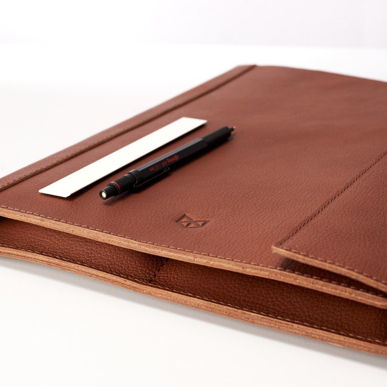 Cartera de documentos para tableta y portátil de cuero color canela para hombres, estuche para archivadores A4, organizador de trabajo empresarial. Folio Carta. Regalo de monograma personalizado imagen 4