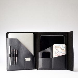 Cartera de documentos para tableta y portátil de cuero negro para hombres, estuche para archivadores A4, organizador de trabajo empresarial. Folio Carta. Regalo de monograma personalizado imagen 1