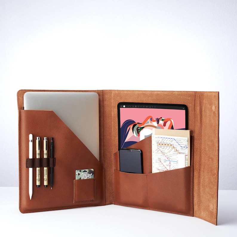Cartera de documentos para tableta y portátil de cuero color canela para hombres, estuche para archivadores A4, organizador de trabajo empresarial. Folio Carta. Regalo de monograma personalizado imagen 1