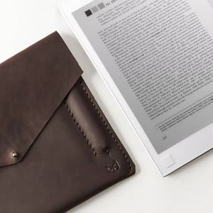 Bruin leren tablethoes, handgemaakte e-reader voor heren, reMarkable 1, 2 en Paper Pro-hoes, markerhouder, aangepast monogramcadeau