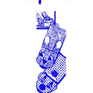 Puede incluir: Un diseño de patrón de transferencia azul y blanco vintage, con el texto "NEW MULTI-STAMP TRANSFER PATTERN Design 7389". El diseño incluye un dibujo de una máquina de sellos y un patrón de una cara de gato.