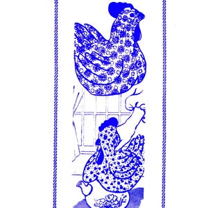 Può includere: Illustrazione blu e bianca di un copri-teiera a forma di pollo. L'illustrazione è intitolata "Design 609 Multi-Stamp Transfer Tea Cozy".