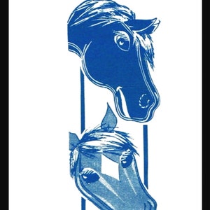 Peut inclure: Illustration bleue et blanche de deux têtes de cheval, avec le texte "Design 694" au-dessus.