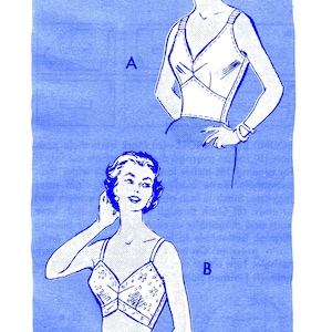 Op de afbeelding: Een vintage gedrukt patroon met twee illustraties van damestops. De tops hebben een V-hals en zijn mouwloos. De tekst "Printed Pattern" staat onderaan, samen met het nummer "4715". De achtergrond is lichtblauw.