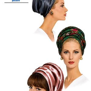 Peut inclure: Un patron de couture étiqueté V 7034 One Size présentant trois variantes de turban plissé. Les modèles incluent un satin gris foncé uni, un imprimé floral vert et un satin rose poudré uni, portés par des modèles avec des boucles d'oreilles dorées.